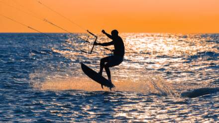 Kitesurfing Jastarnia 2026 – nauka, obozy i najlepsze warunki na Półwyspie Helskim