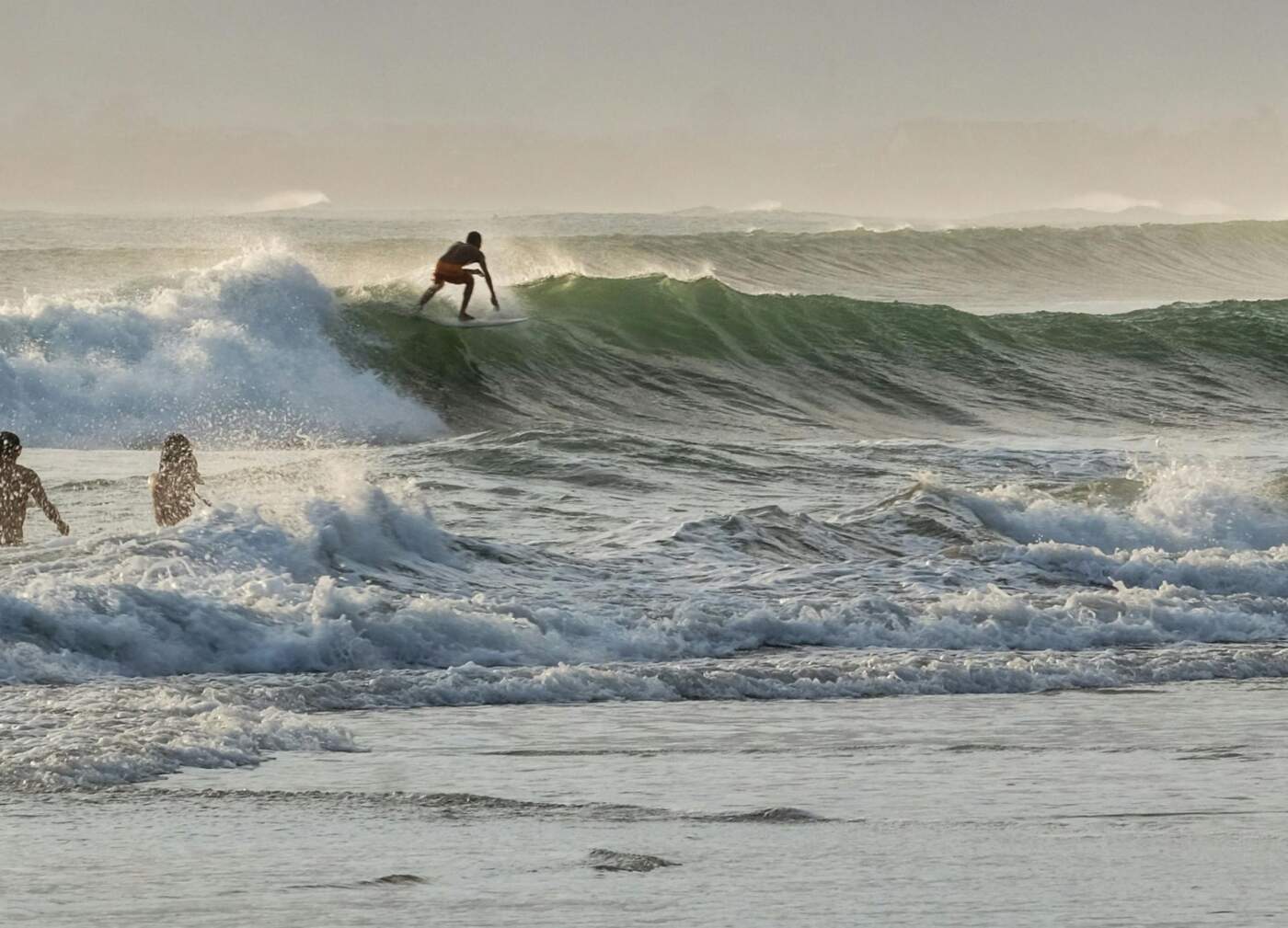 Surfing Jastarnia – gdzie zacząć przygodę z falą na Bałtyku?
