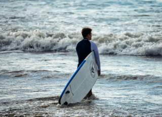 Softboard – deska surfingowa na początek przygody z surfingiem