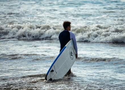 Softboard – deska surfingowa na początek przygody z surfingiem