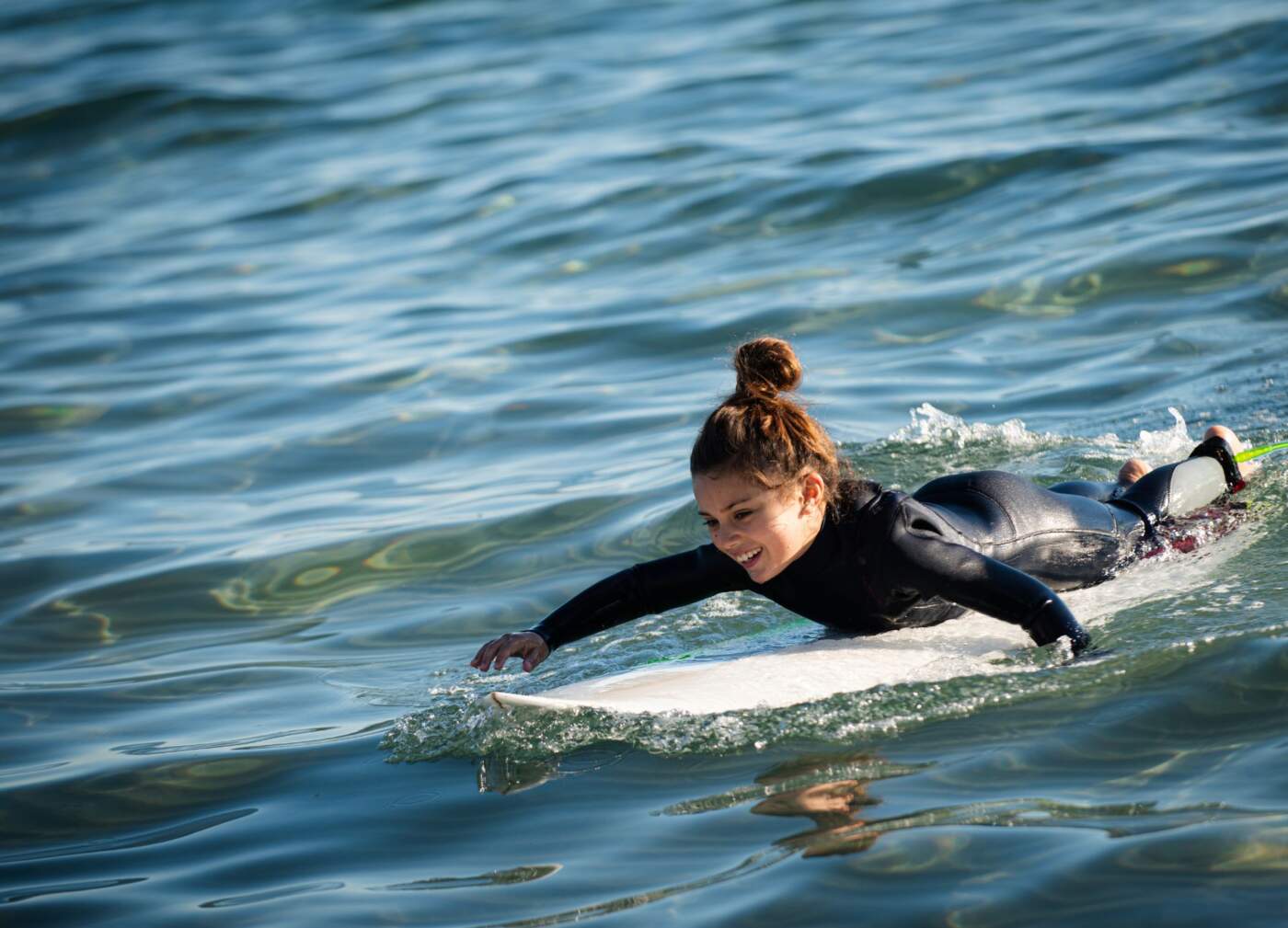 Lekcje surfingu – co zabrać i jak się przygotować? Wskazówki przed pierwszymi zajęciami