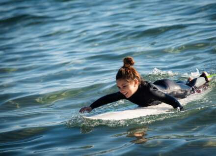 Lekcje surfingu – co zabrać i jak się przygotować? Wskazówki przed pierwszymi zajęciami