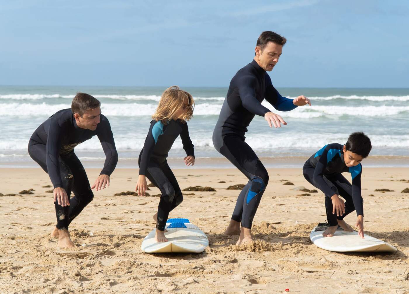 Surfing dla dzieci – od czego zacząć i co powinien wiedzieć rodzic?