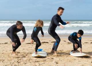 Surfing dla dzieci – od czego zacząć i co powinien wiedzieć rodzic?